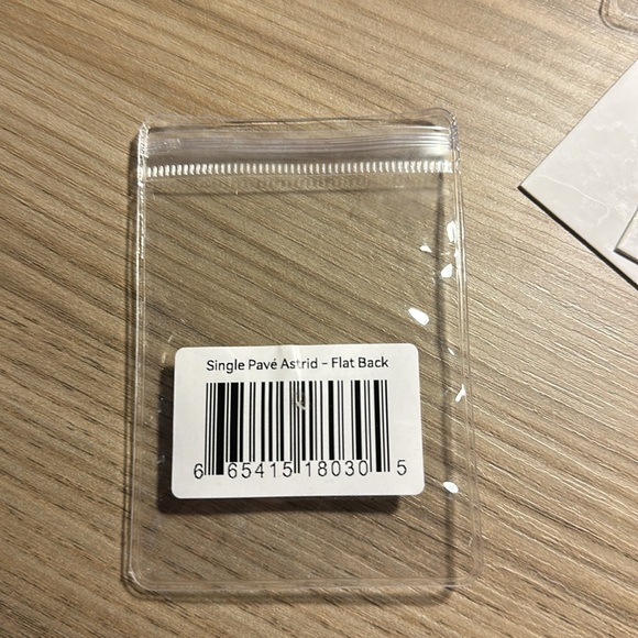 Tiny Lux earrings - Picture 3 of 3